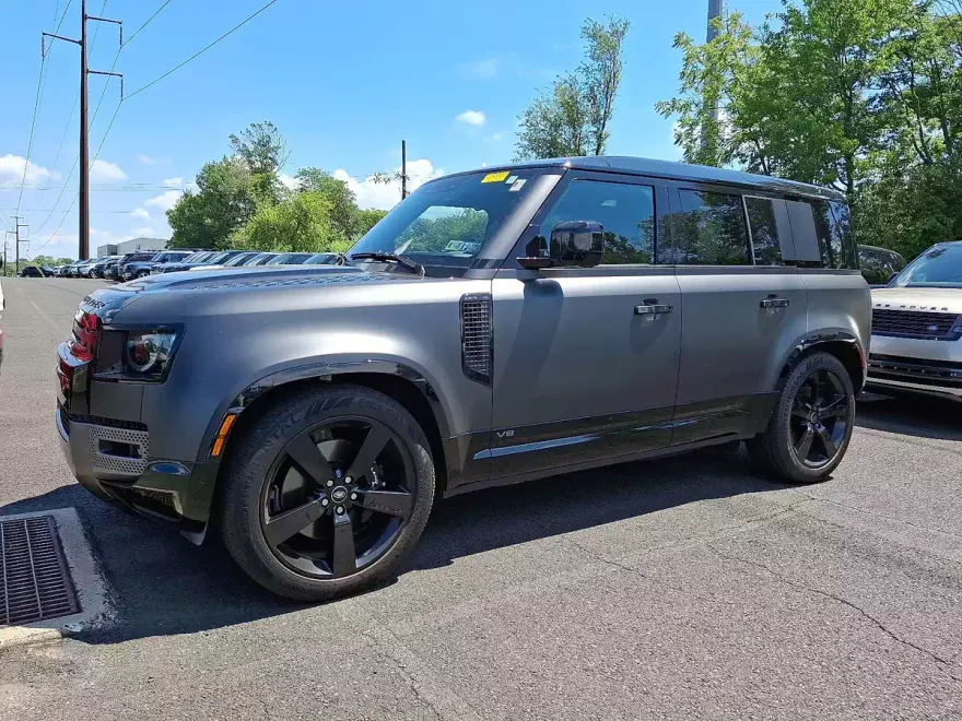 2025 Land Rover Defender 110 V8 photo 1