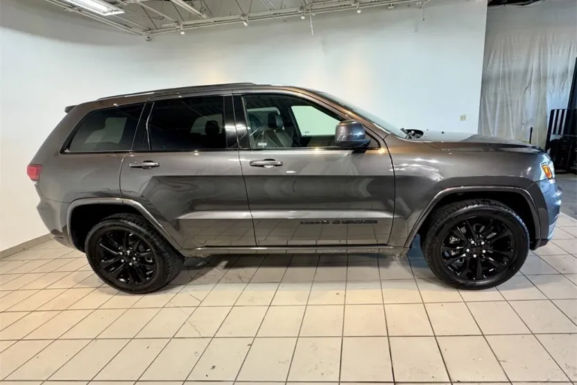 2021 Jeep Grand Cherokee Laredo photo 1