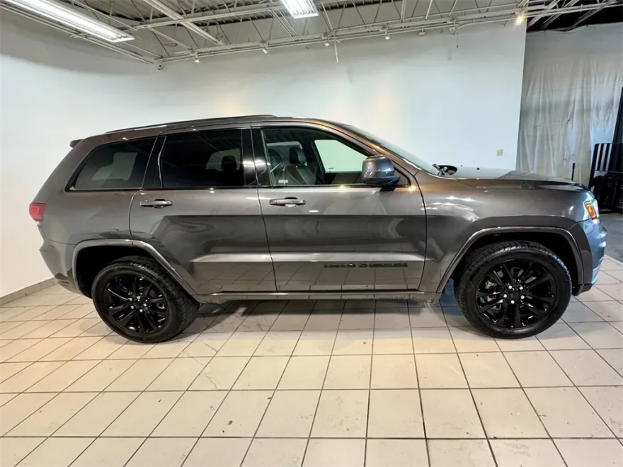 2021 Jeep Grand Cherokee Laredo photo 1