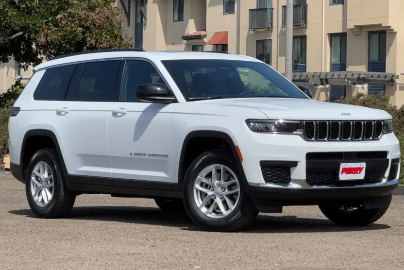 2025 Jeep Grand Cherokee Laredo photo 1