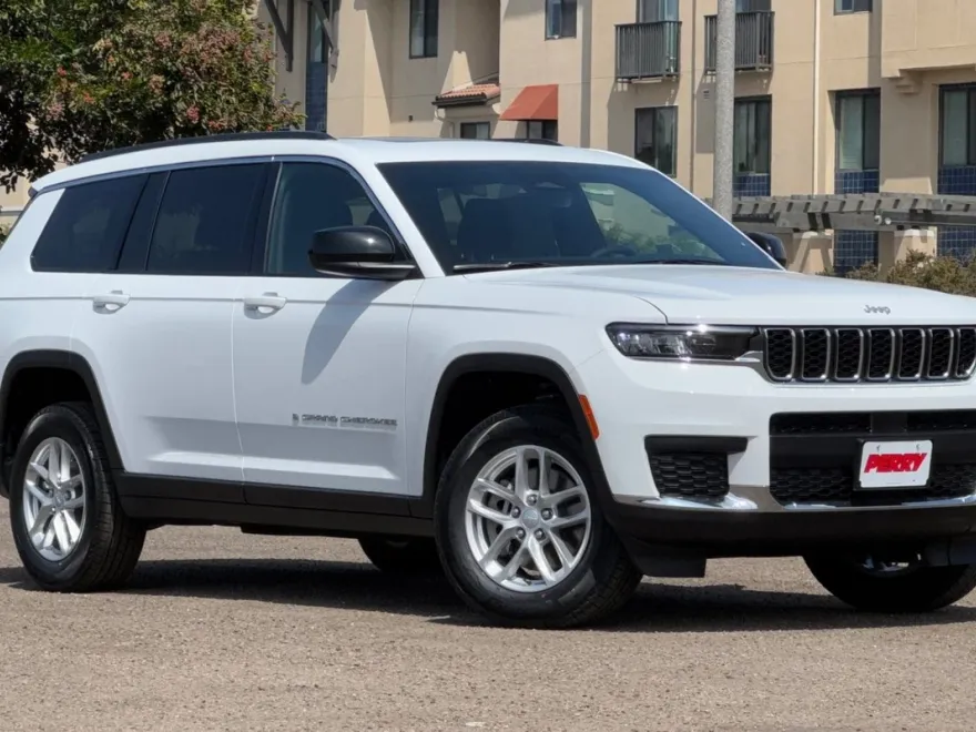 2025 Jeep Grand Cherokee Laredo photo 1