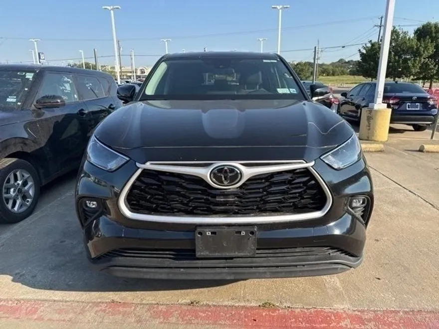 2024 Toyota Highlander LE photo 1