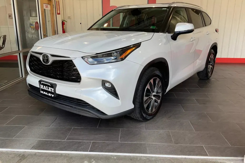 2023 Toyota Highlander XLE photo 1