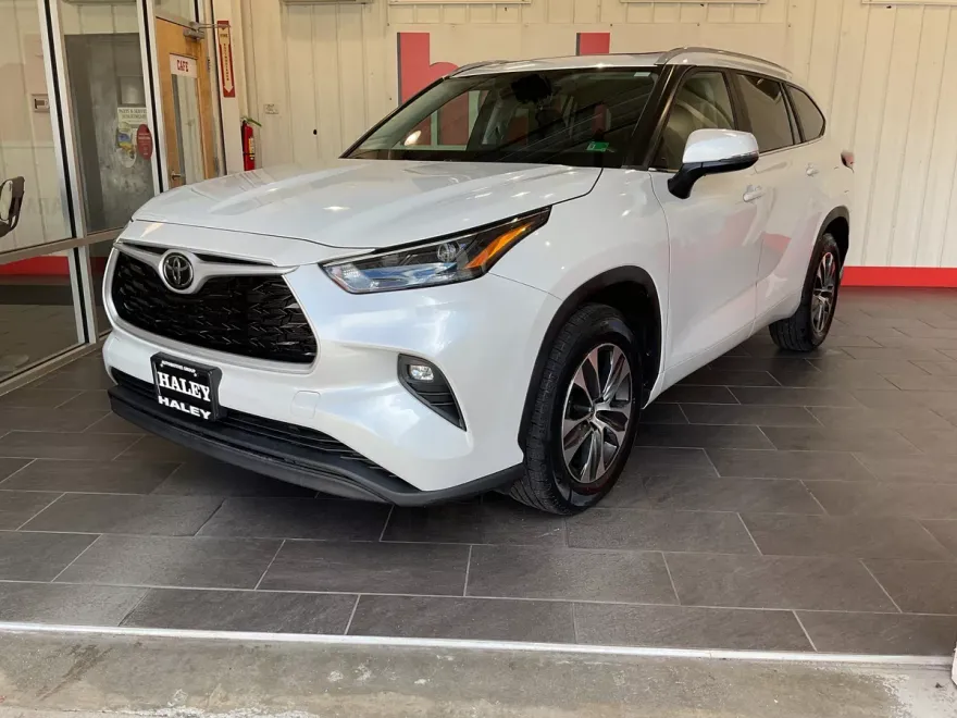 2023 Toyota Highlander XLE photo 1