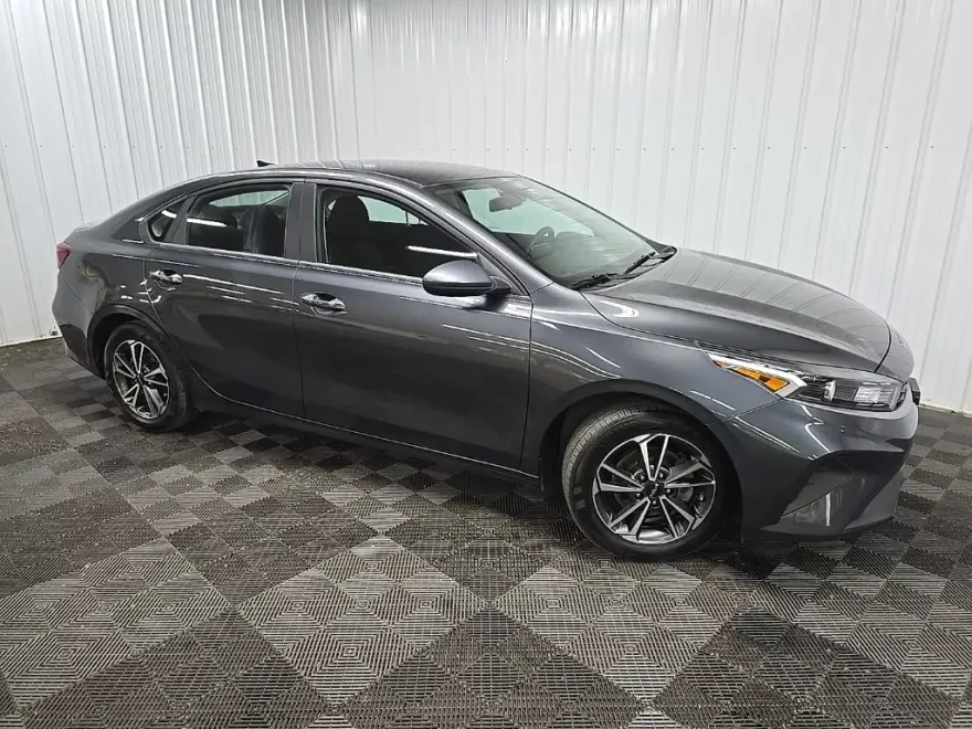 2023 Kia Forte LXS photo 1