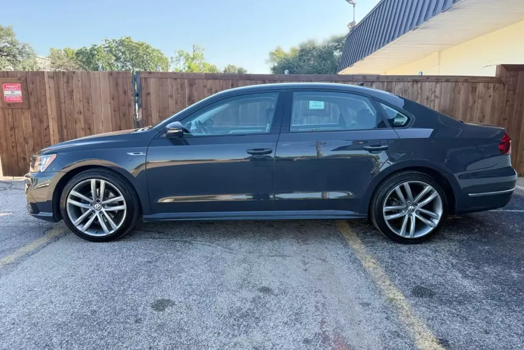 2018 Volkswagen Passat 2.0T R-Line photo 1