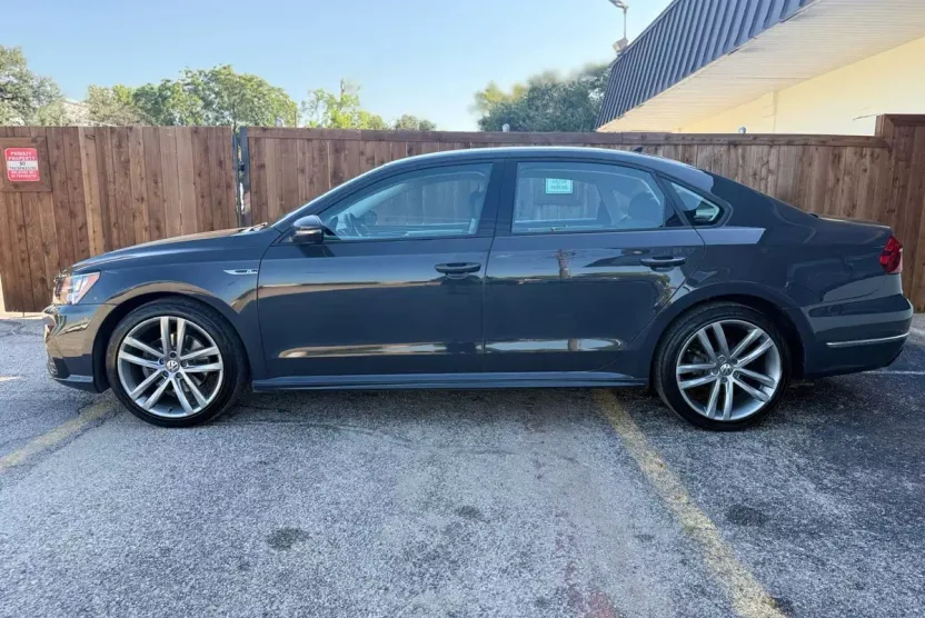 2018 Volkswagen Passat 2.0T R-Line photo 1