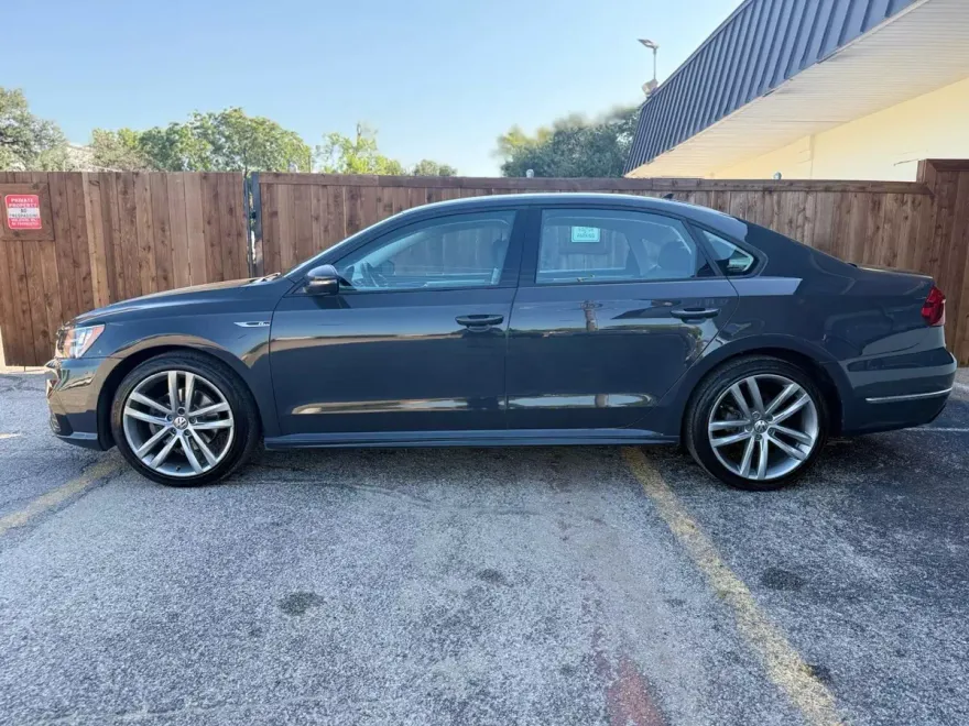 2018 Volkswagen Passat 2.0T R-Line photo 1