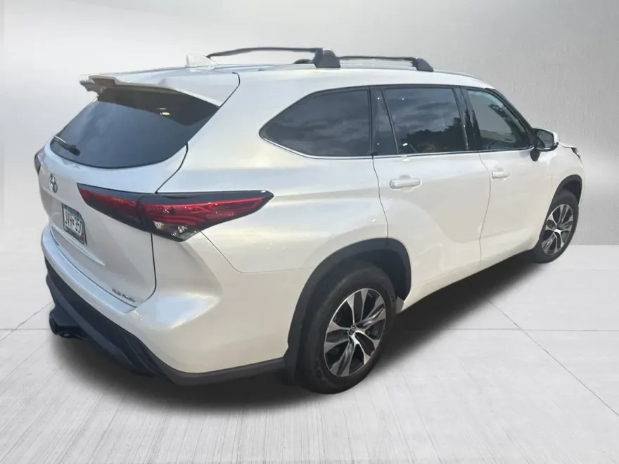 2022 Toyota Highlander XLE photo 1