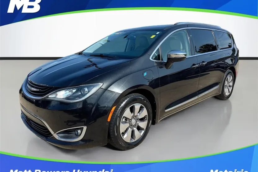 2017 Chrysler Pacifica Hybrid photo 1