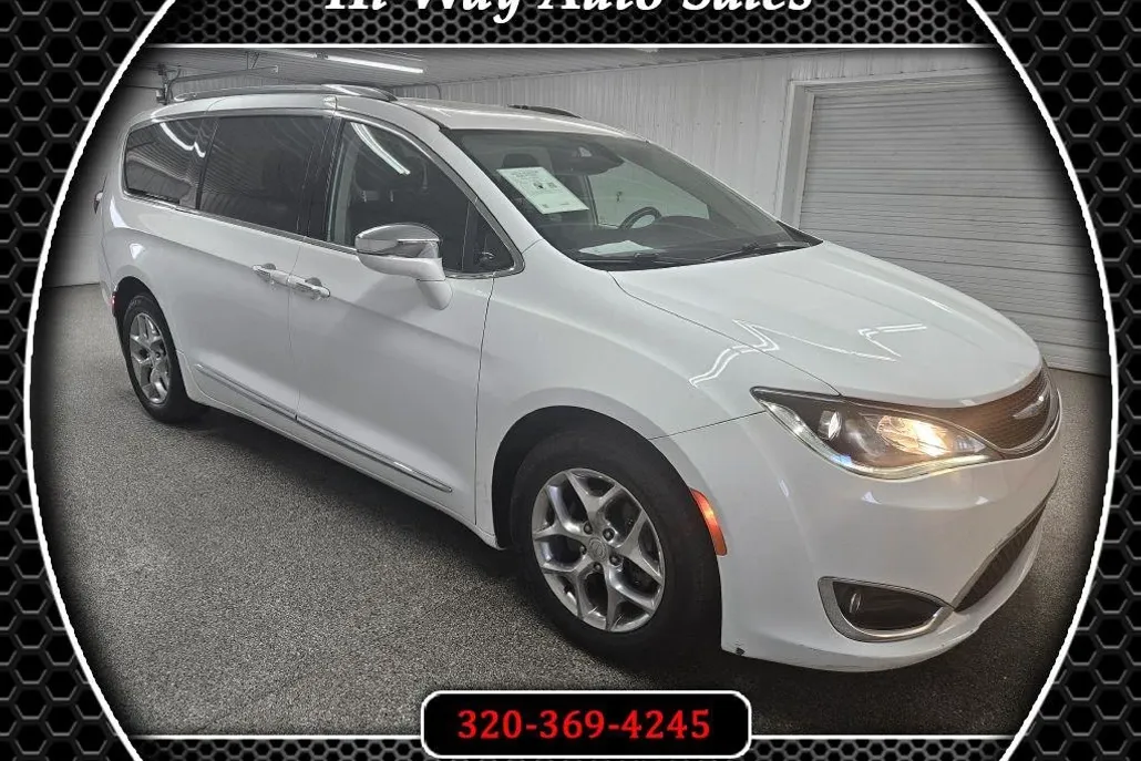 2018 Chrysler Pacifica Limited photo 1