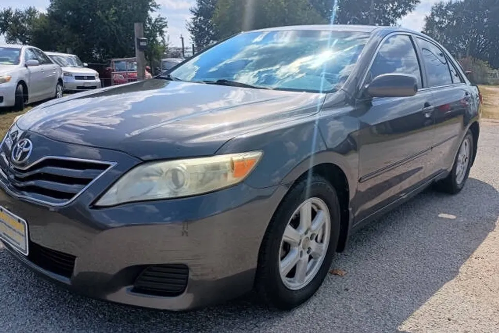 2010 Toyota Camry LE photo 1