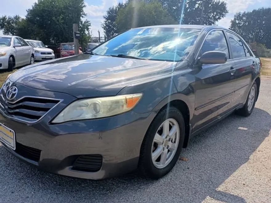 2010 Toyota Camry LE photo 1