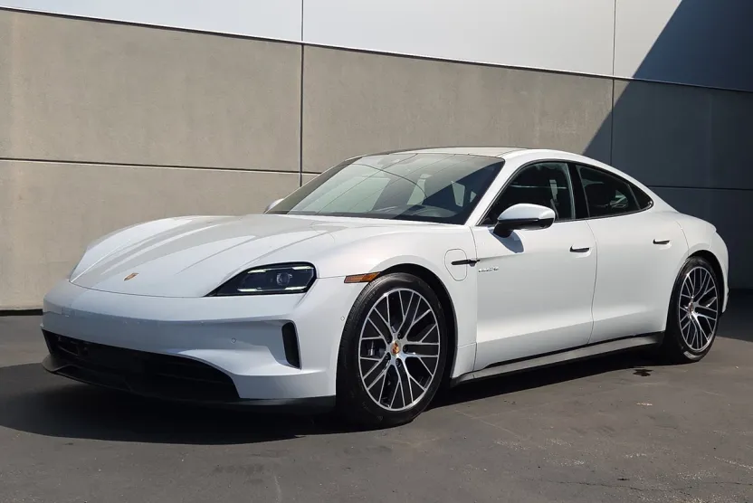 2025 Porsche Taycan photo 1