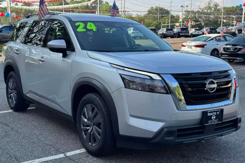 2024 Nissan Pathfinder SV photo 1