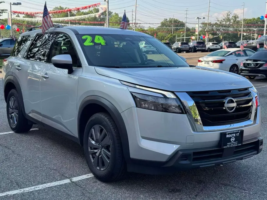 2024 Nissan Pathfinder SV photo 1