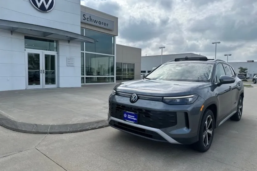 2025 Volkswagen Tiguan SE photo 1