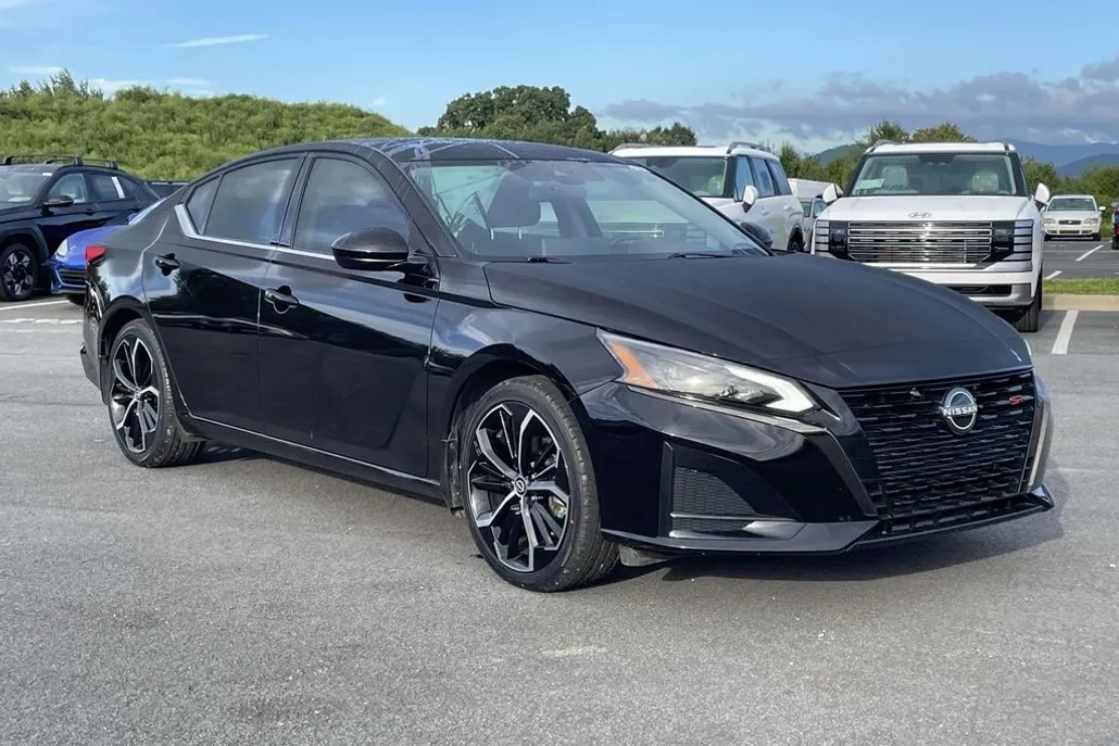 2023 Nissan Altima 2.5 SR photo 1