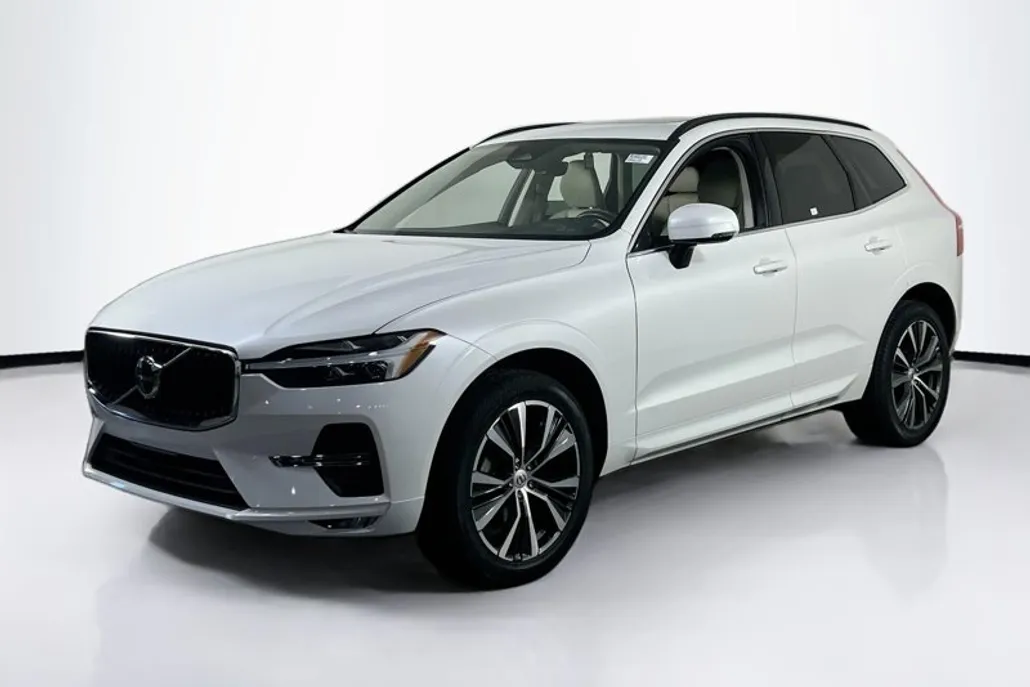 2022 Volvo XC60 Momentum photo 1