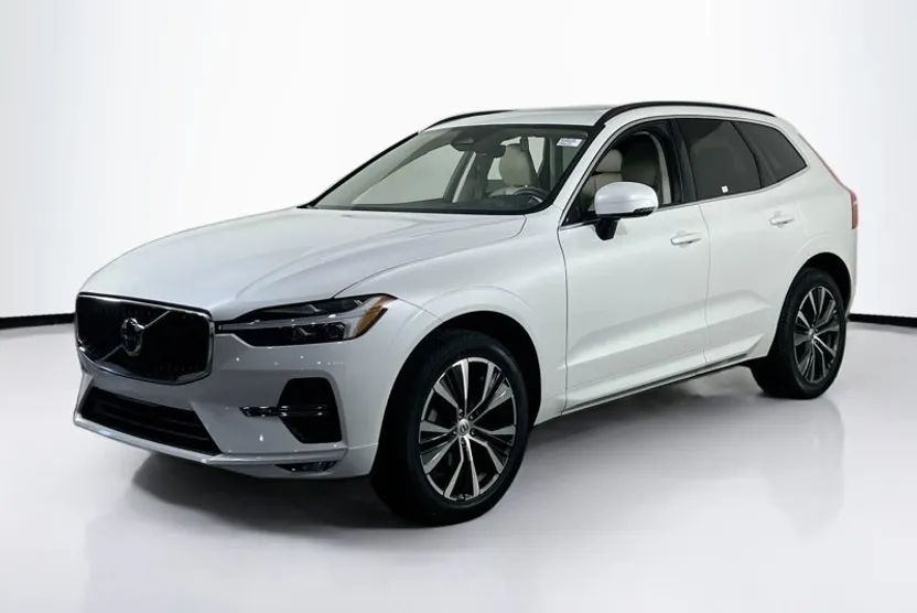 2022 Volvo XC60 Momentum photo 1