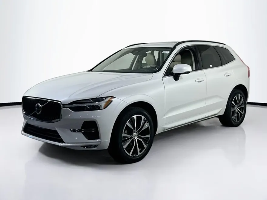2022 Volvo XC60 Momentum photo 1