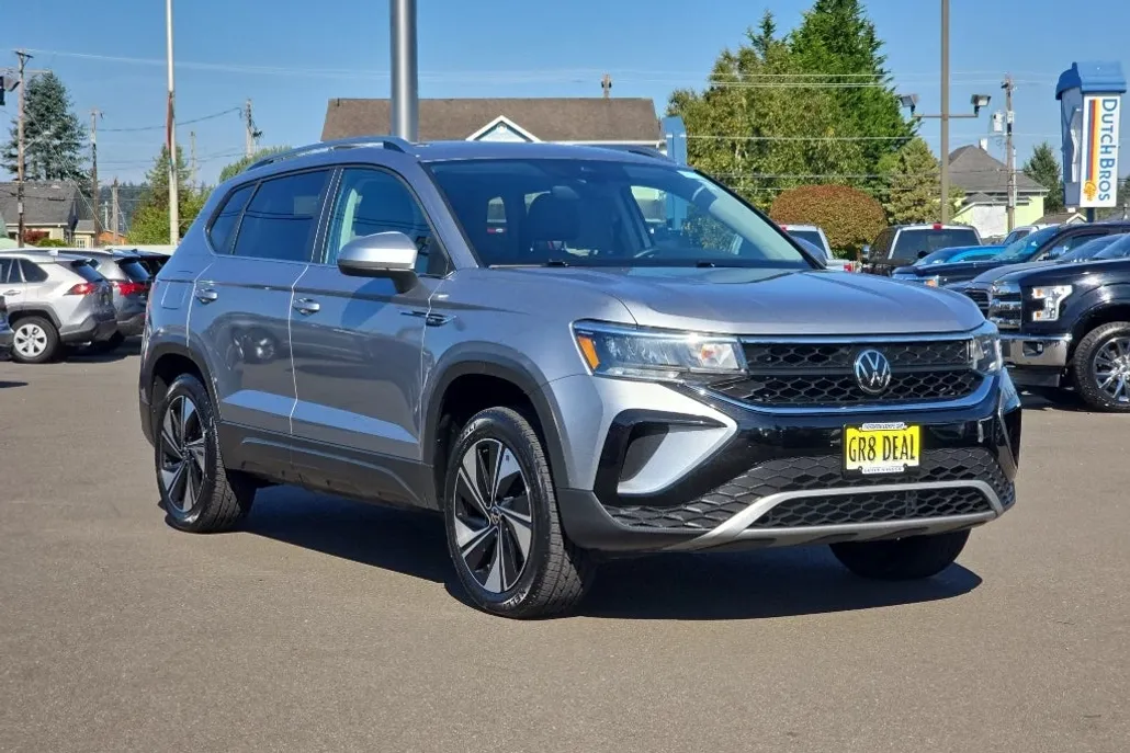 2024 Volkswagen Taos SE photo 1
