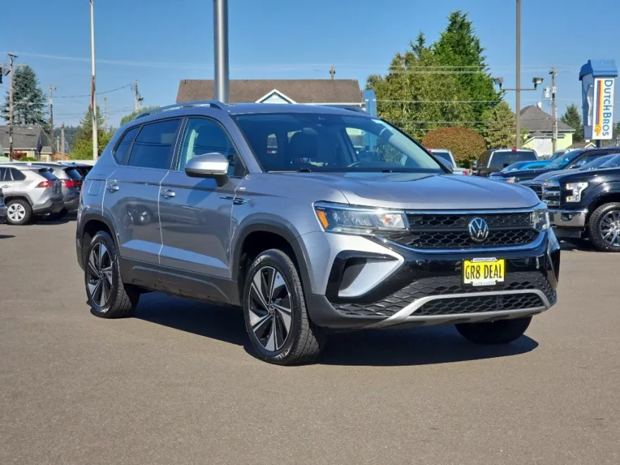 2024 Volkswagen Taos SE photo 1