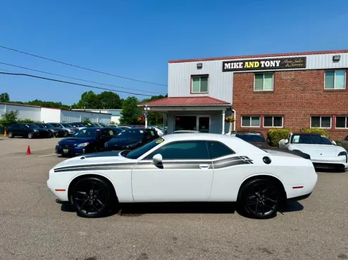 2020 Dodge Challenger SXT photo 4