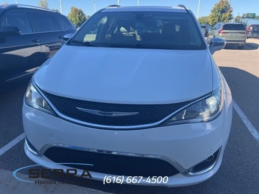 2020 Chrysler Pacifica Limited photo 1