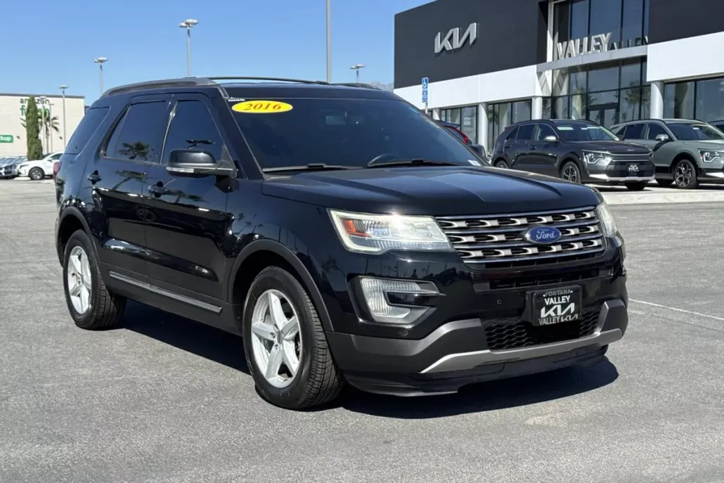 2016 Ford Explorer XLT photo 1