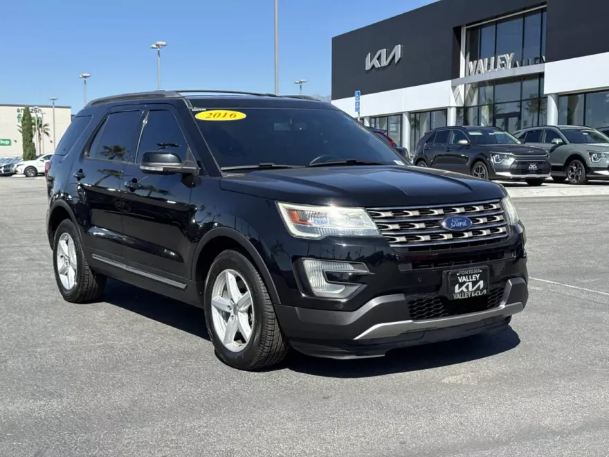 2016 Ford Explorer XLT photo 1