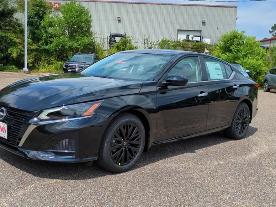 2025 Nissan Altima SV photo 1