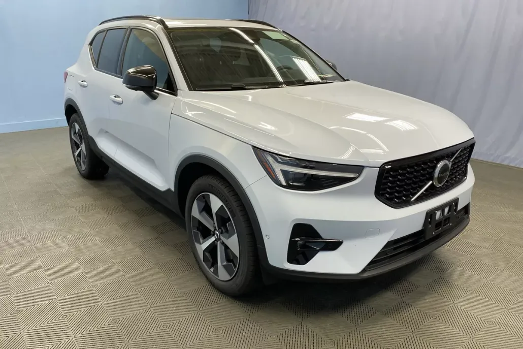 2026 Volvo XC40 Plus photo 1