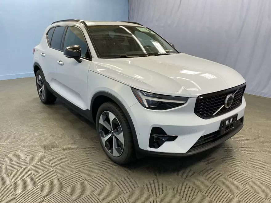 2026 Volvo XC40 Plus photo 1