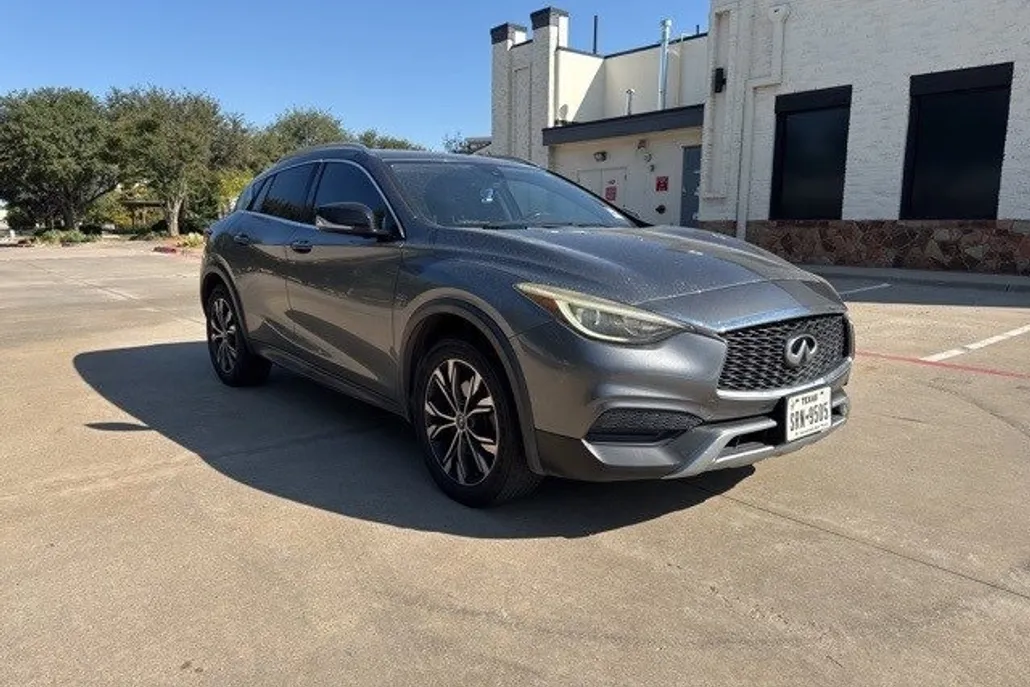 2017 Infiniti QX30 Luxury photo 1