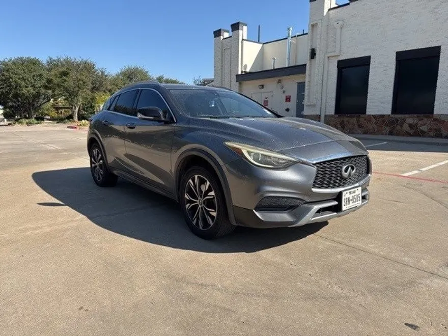 2017 Infiniti QX30 Luxury photo 1