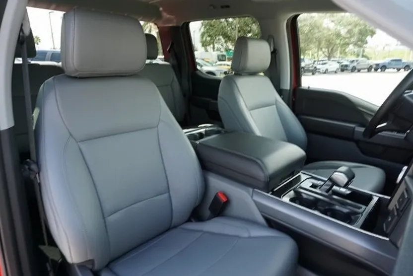2025 Ford F-150 Lightning photo 1