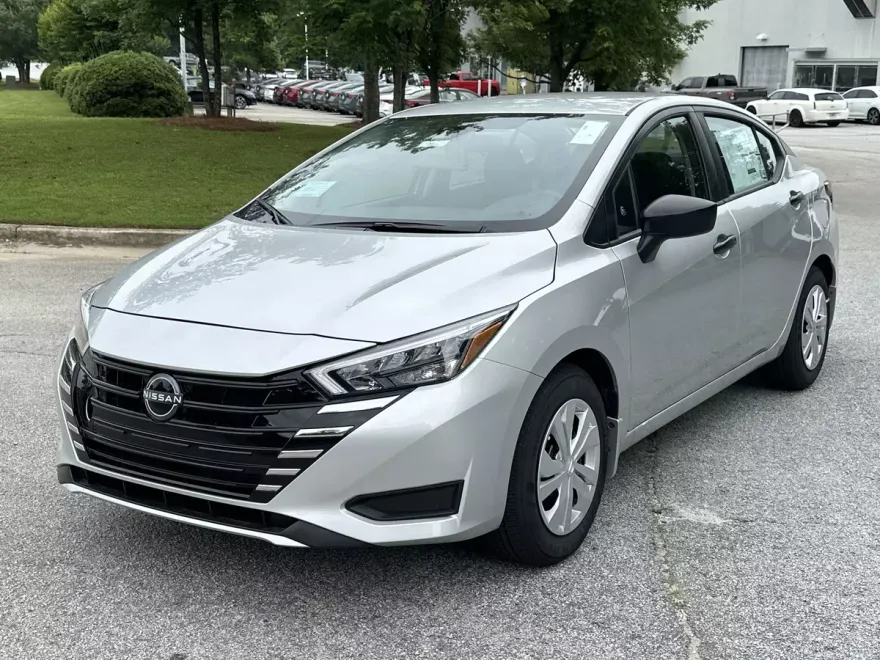2025 Nissan Versa 1.6 S photo 1