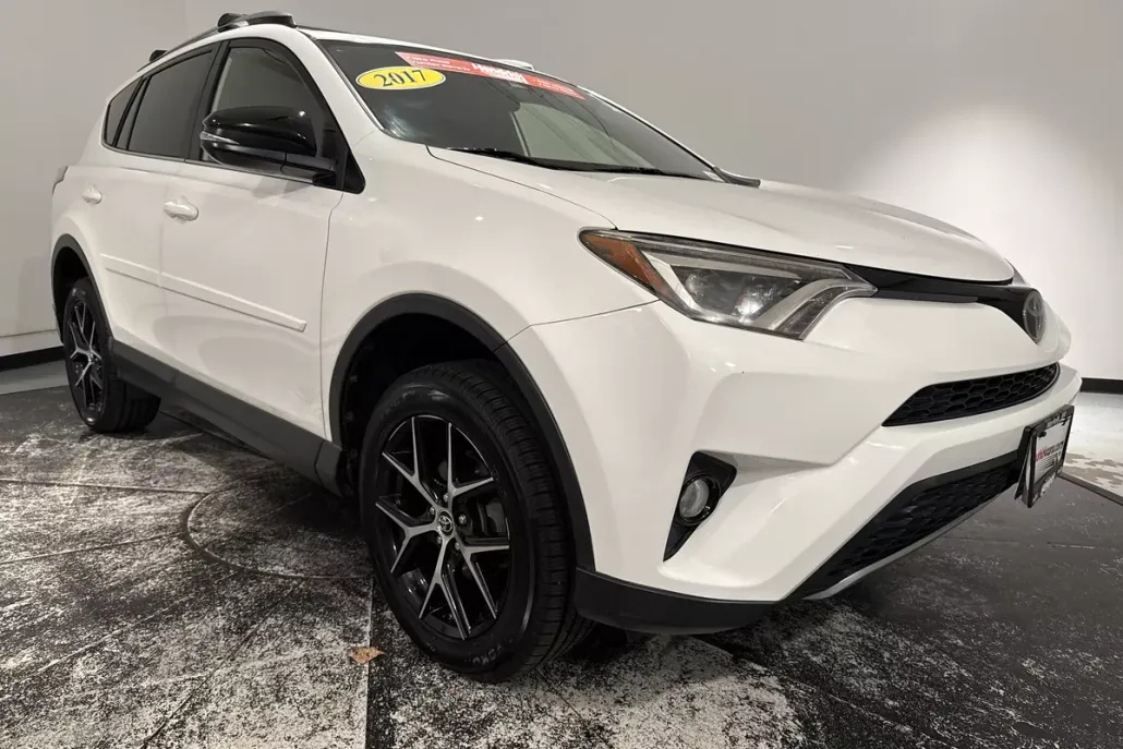 2017 Toyota RAV4 SE photo 1