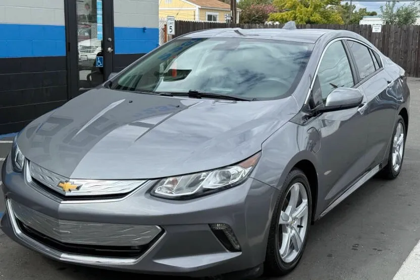 2018 Chevrolet Volt LT photo 1