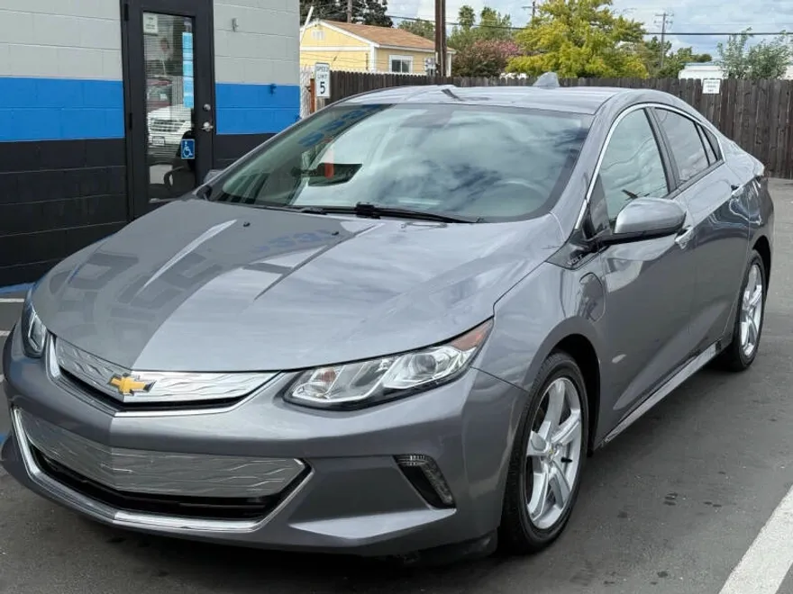 2018 Chevrolet Volt LT photo 1
