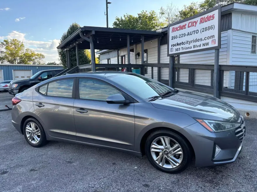 2019 Hyundai Elantra SEL photo 1