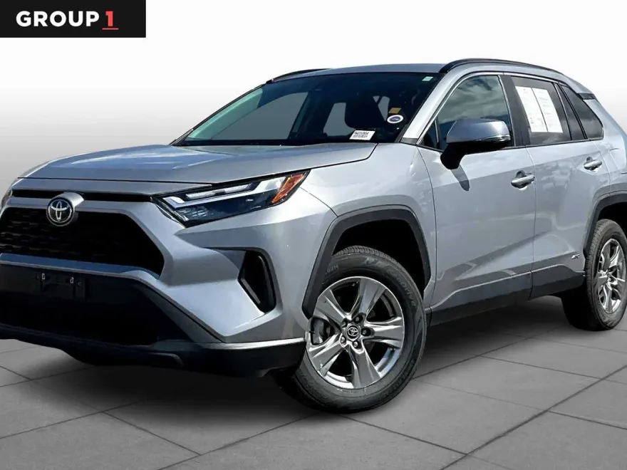 2024 Toyota RAV4 Hybrid XLE photo 1
