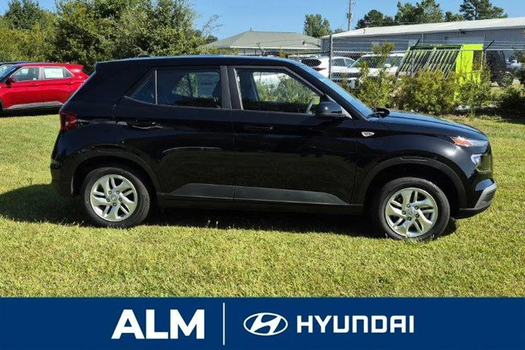 2026 Hyundai Venue SE photo 1