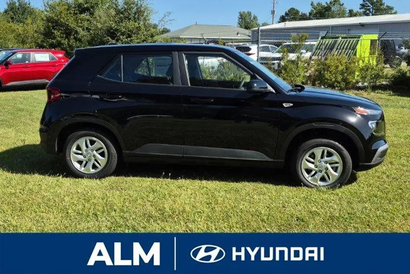 2026 Hyundai Venue SE photo 1
