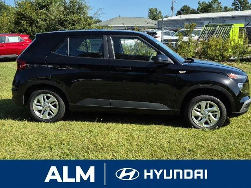 2026 Hyundai Venue SE photo 1