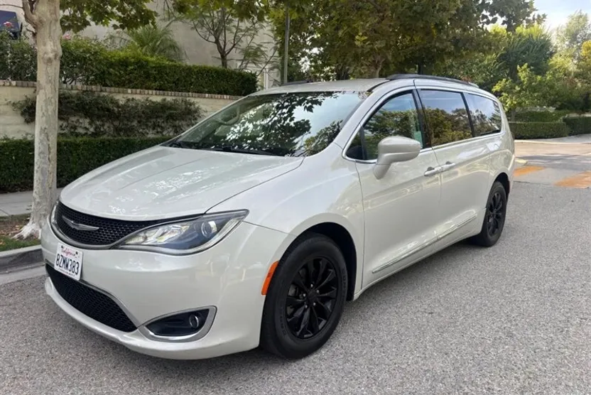 2017 Chrysler Pacifica Touring L photo 1
