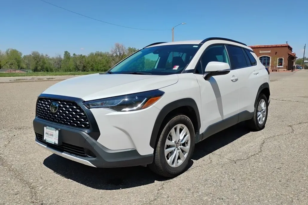 2022 Toyota Corolla Cross LE photo 1