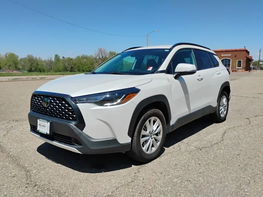 2022 Toyota Corolla Cross LE photo 1