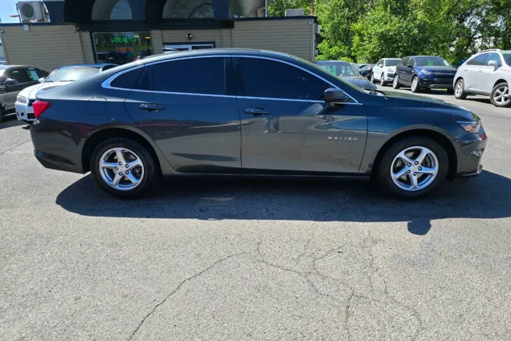 2018 Chevrolet Malibu LS photo 1